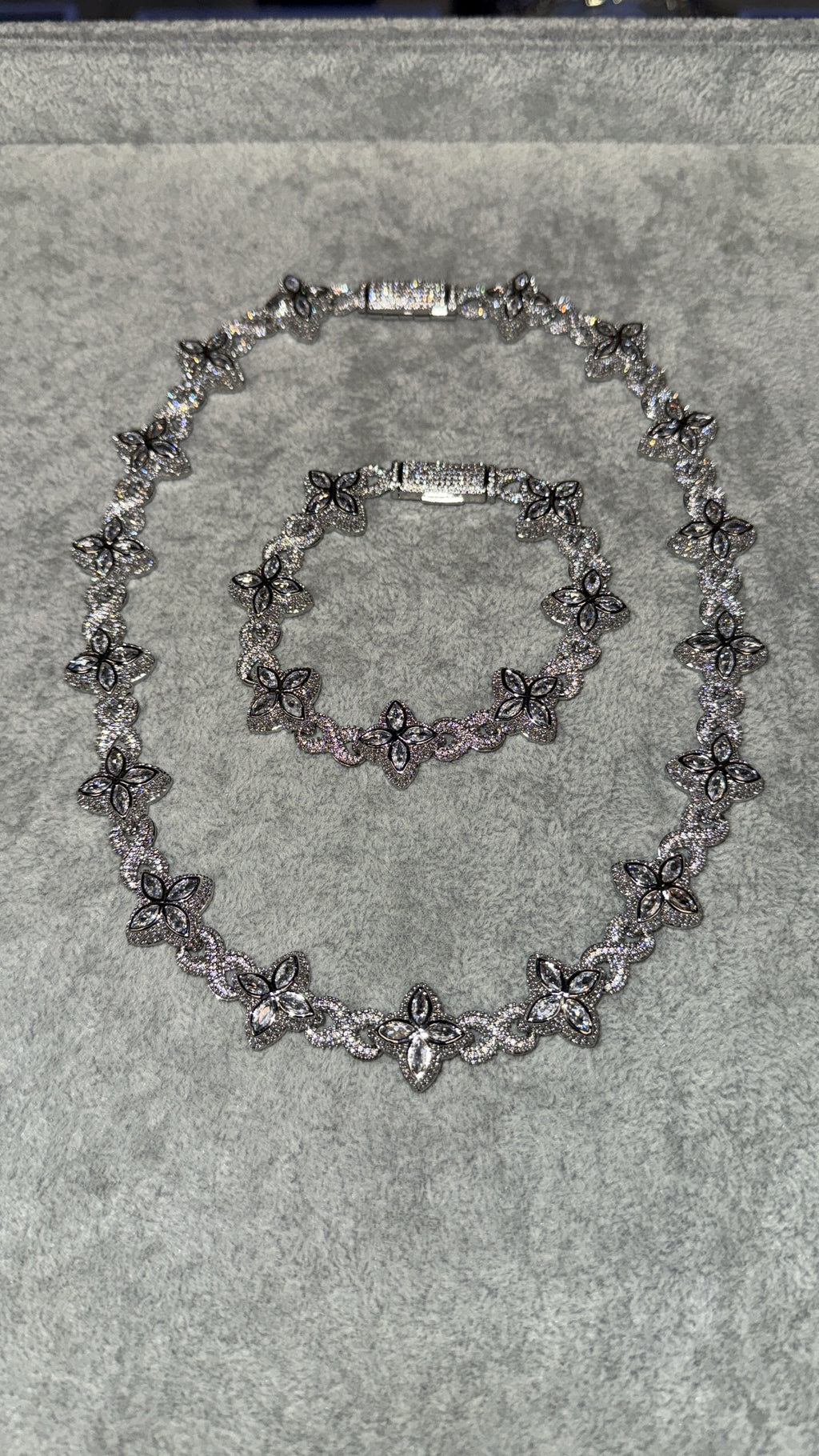 Loui Flower Chain & Bracket Set