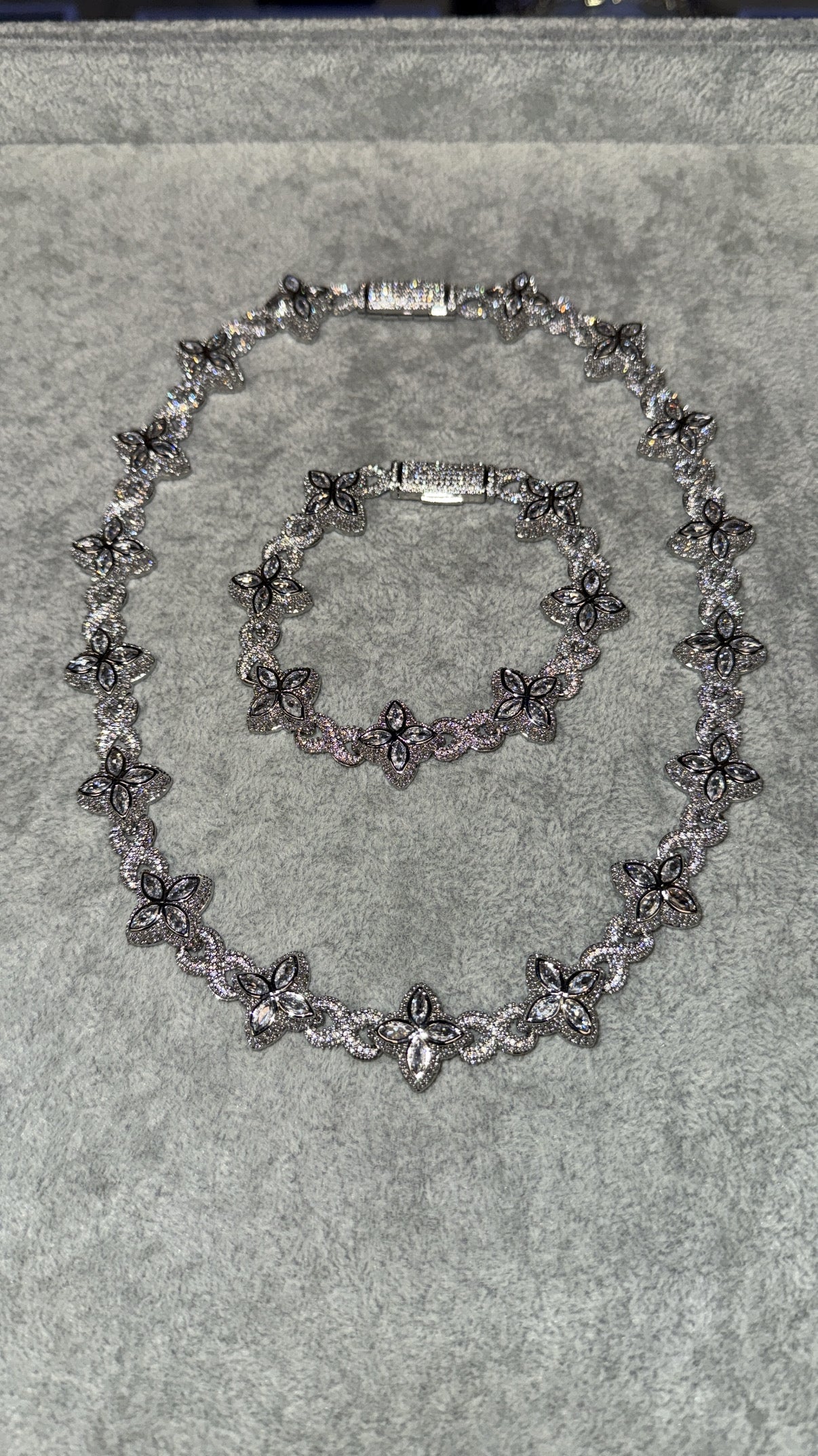 Loui Flower Chain & Bracket Set