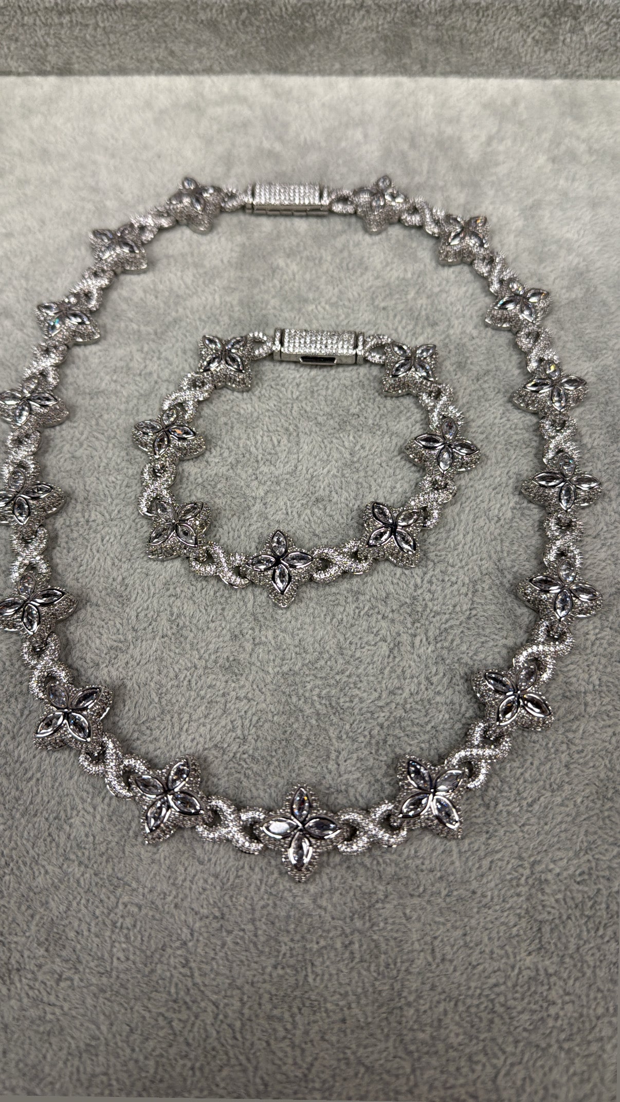 Loui Flower Chain & Bracket Set